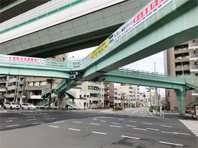 溝田橋の歩道橋交差点をそのまま直進します